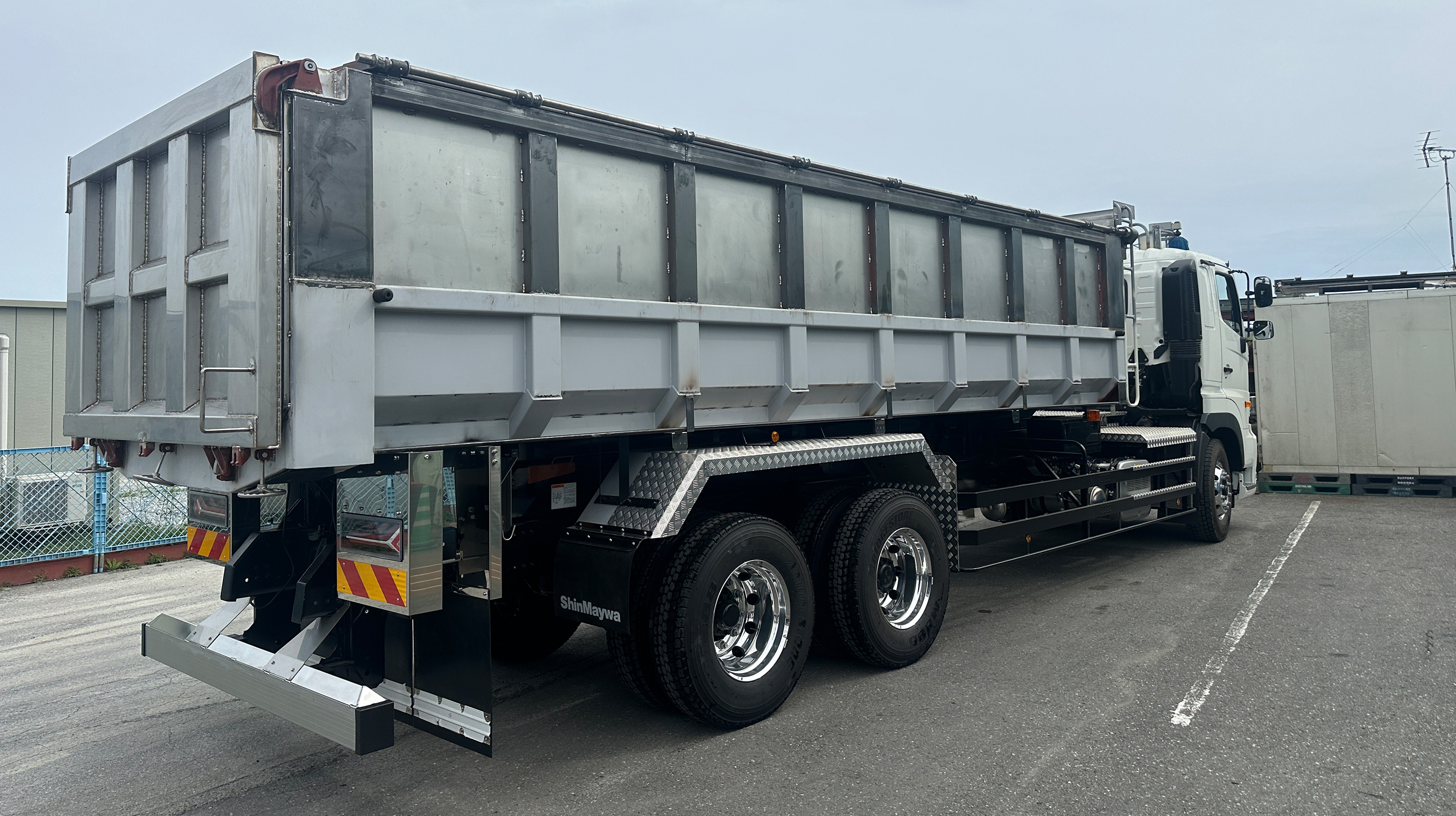 株式会社エイチワークス ｜ トラックカスタム専用